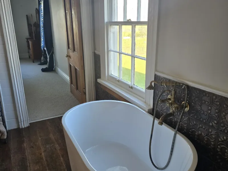 Lindum Grange: Historic Kauri Homestead with Kaipara Views