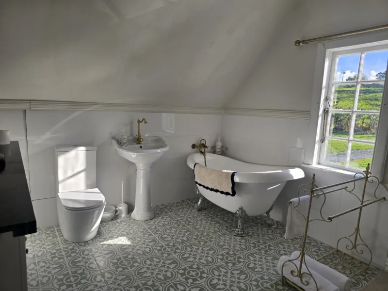Lindum Grange: Historic Kauri Homestead with Kaipara Views