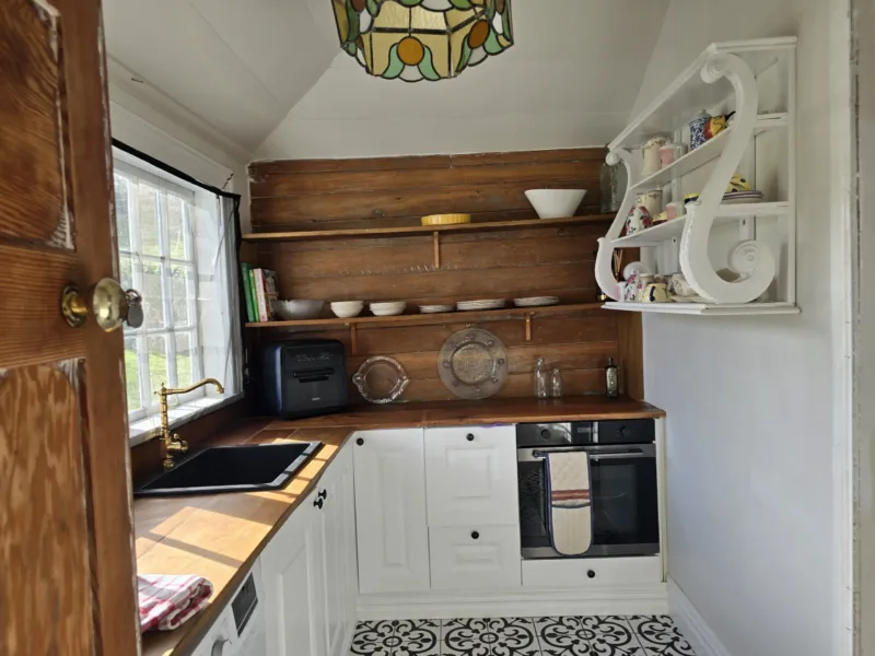 Lindum Grange: Historic Kauri Homestead with Kaipara Views