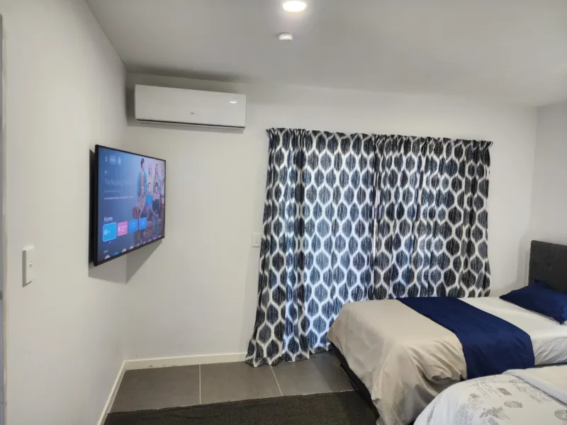 Entire flat next to park, close to Uni, & CBD