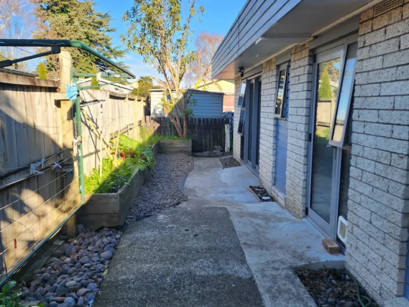 Entire flat next to park, close to Uni, & CBD