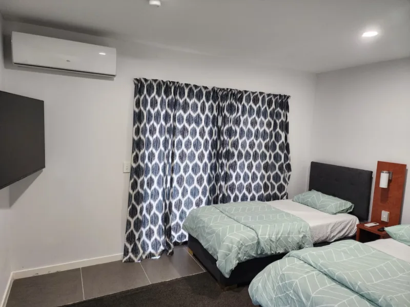 Entire flat next to park, close to Uni, & CBD