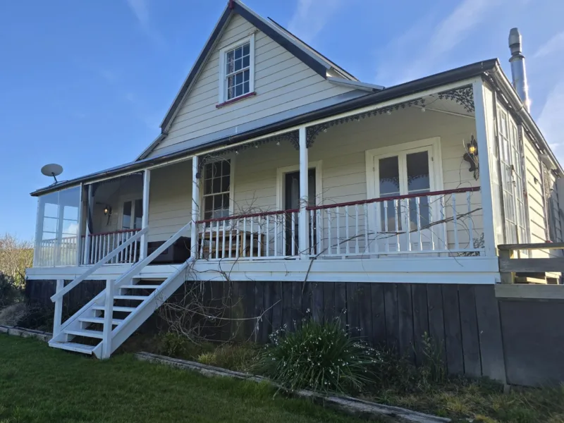 Lindum Grange: Historic Kauri Homestead with Kaipara Views
