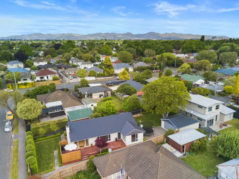 Spacious, Christchurch Family Home with Garden & Deck - Free Parking - Near Airport