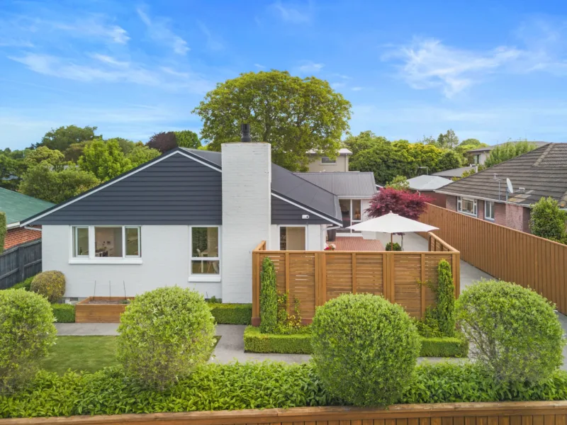 Spacious, Christchurch Family Home with Garden & Deck - Free Parking - Near Airport