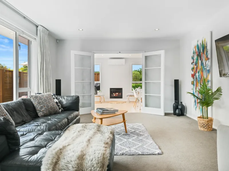 Spacious, Christchurch Family Home with Garden & Deck - Free Parking - Near Airport