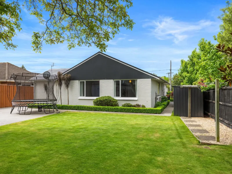 Spacious, Christchurch Family Home with Garden & Deck - Free Parking - Near Airport