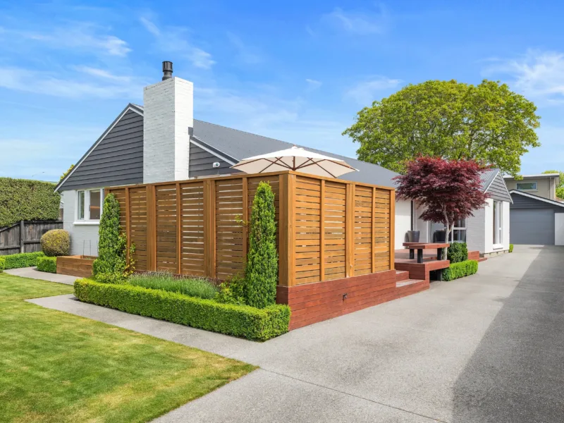 Spacious, Christchurch Family Home with Garden & Deck - Free Parking - Near Airport