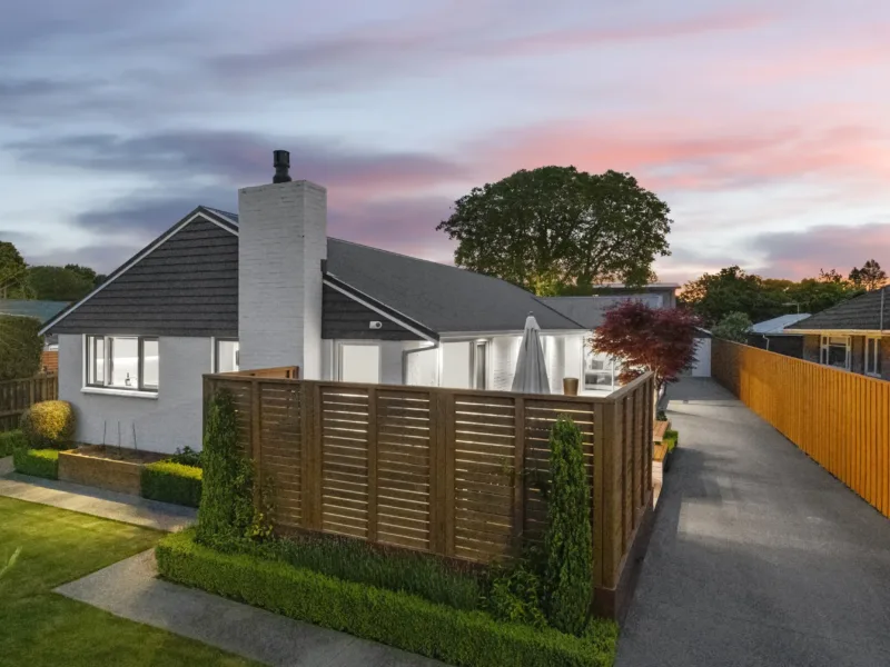 Spacious, Christchurch Family Home with Garden & Deck - Free Parking - Near Airport