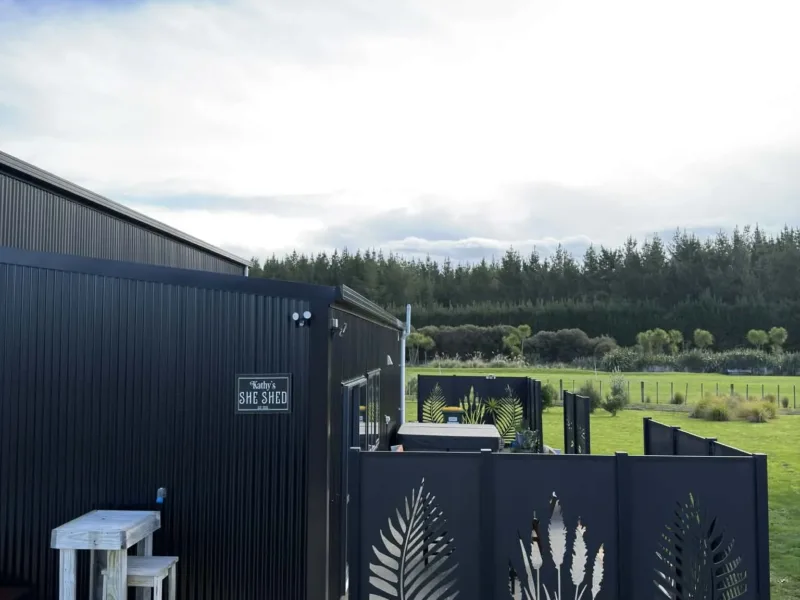 Waitarere peaceful 2 bedroom rustic bach with Spa Pool
