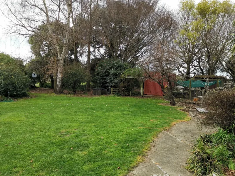 3 bedroom pet-friendly rural-feel close to town.