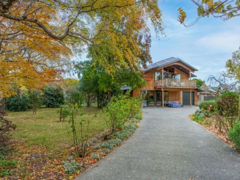3 bedroom pet-friendly rural-feel close to town.