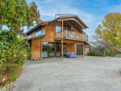 3 bedroom pet-friendly rural-feel close to town.