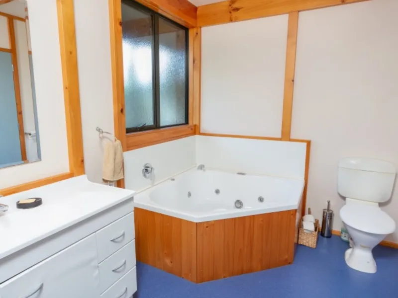 3 bedroom pet-friendly rural-feel close to town.