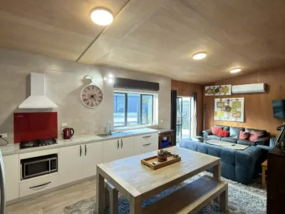 Waitarere peaceful 2 bedroom rustic bach with Spa Pool