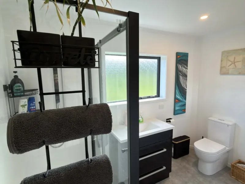 Waitarere peaceful 2 bedroom rustic bach with Spa Pool