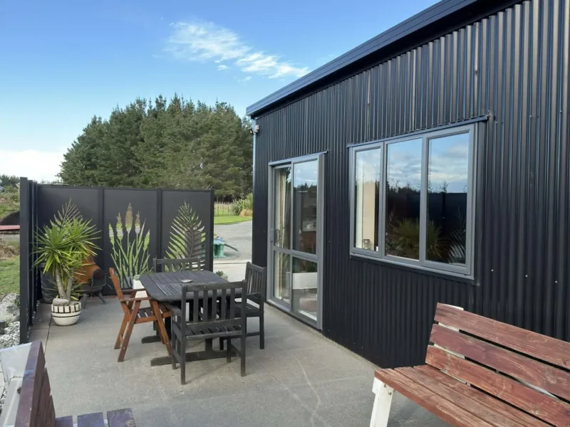 Waitarere peaceful 2 bedroom rustic bach with Spa Pool