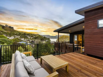 Spa Pool, Sea and Panoramic Views: Spacious Cass Bay Beach house