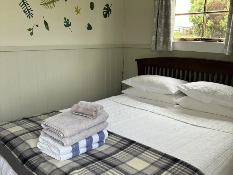 The Shepherds Rest: Oamaru Farmstay with Outdoor Bath, Alpacas & Sheep