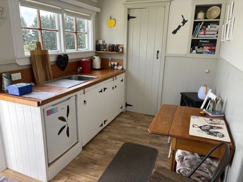 The Shepherds Rest: Oamaru Farmstay with Outdoor Bath, Alpacas & Sheep