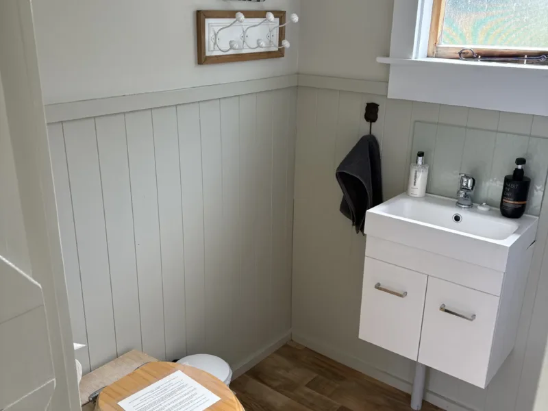 The Shepherds Rest: Oamaru Farmstay with Outdoor Bath, Alpacas & Sheep