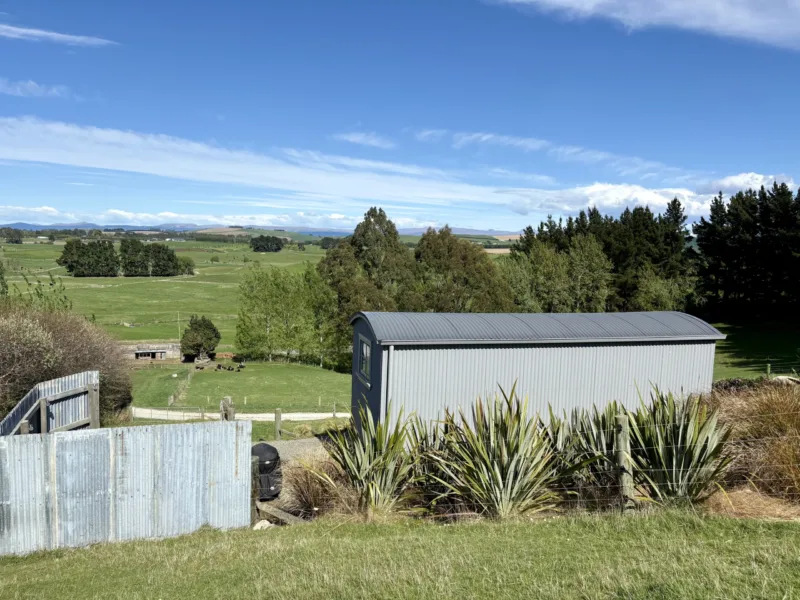 The Shepherds Rest: Oamaru Farmstay with Outdoor Bath, Alpacas & Sheep