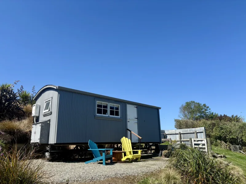 The Shepherds Rest: Oamaru Farmstay with Outdoor Bath, Alpacas & Sheep