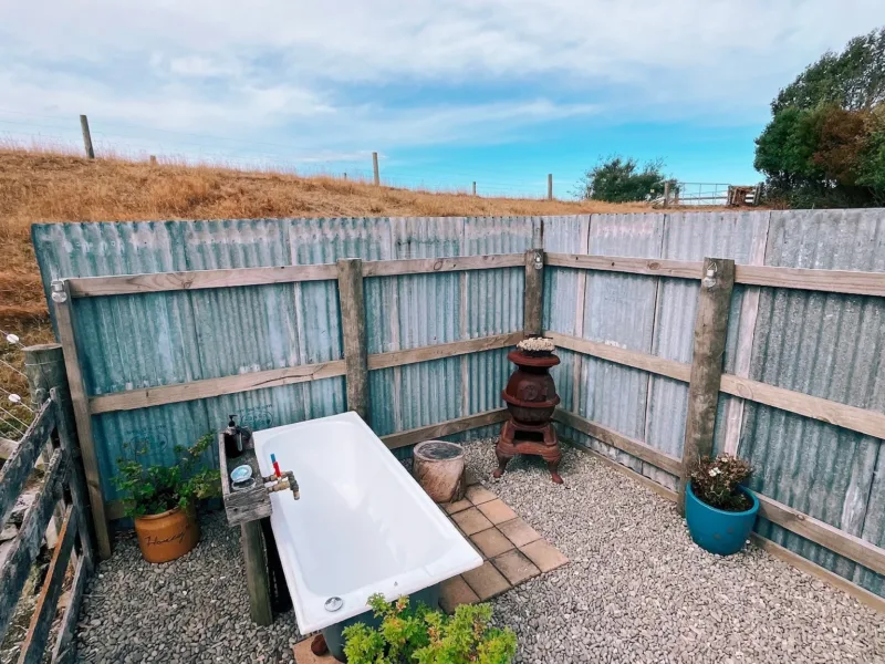 The Shepherds Rest: Oamaru Farmstay with Outdoor Bath, Alpacas & Sheep