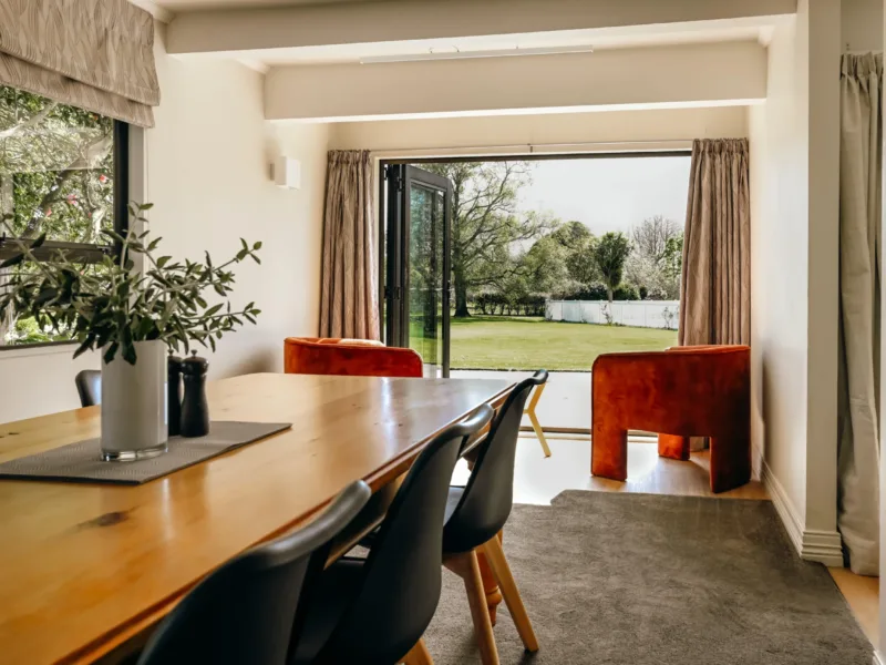 Sentry Gardens | Large Saltwater Pool and Gardens | 5 minutes to Airport