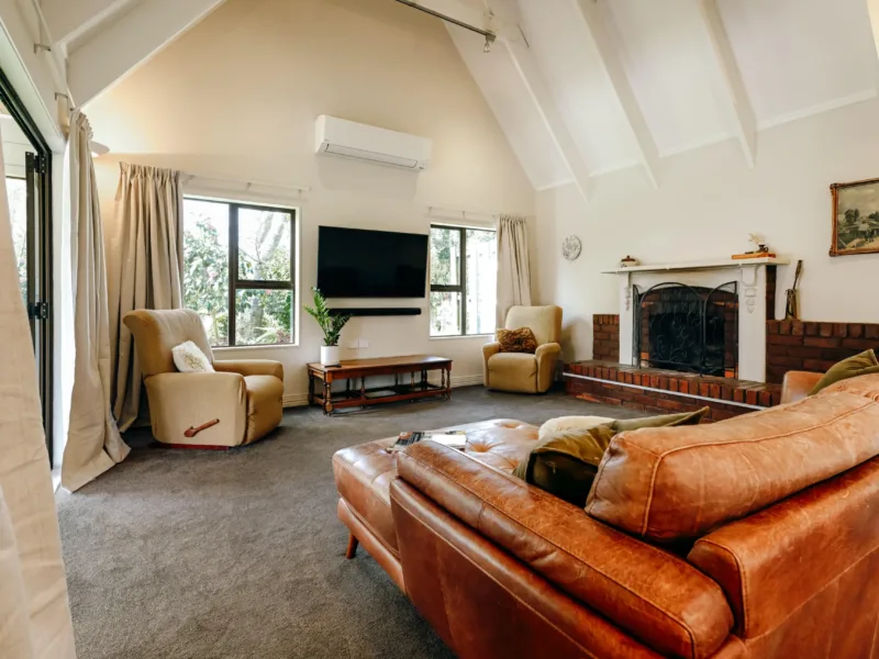 Sentry Gardens | Large Saltwater Pool and Gardens | 5 minutes to Airport