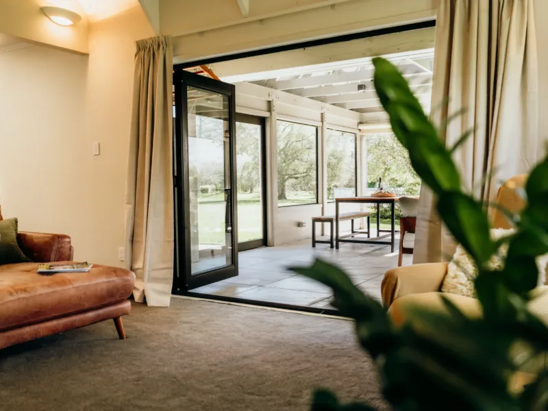 Sentry Gardens | Large Saltwater Pool and Gardens | 5 minutes to Airport