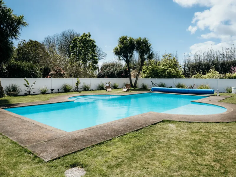 Sentry Gardens | Large Saltwater Pool and Gardens | 5 minutes to Airport