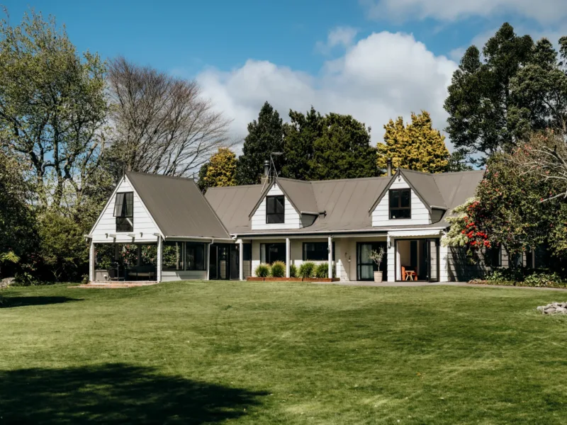 Sentry Gardens | Large Saltwater Pool and Gardens | 5 minutes to Airport
